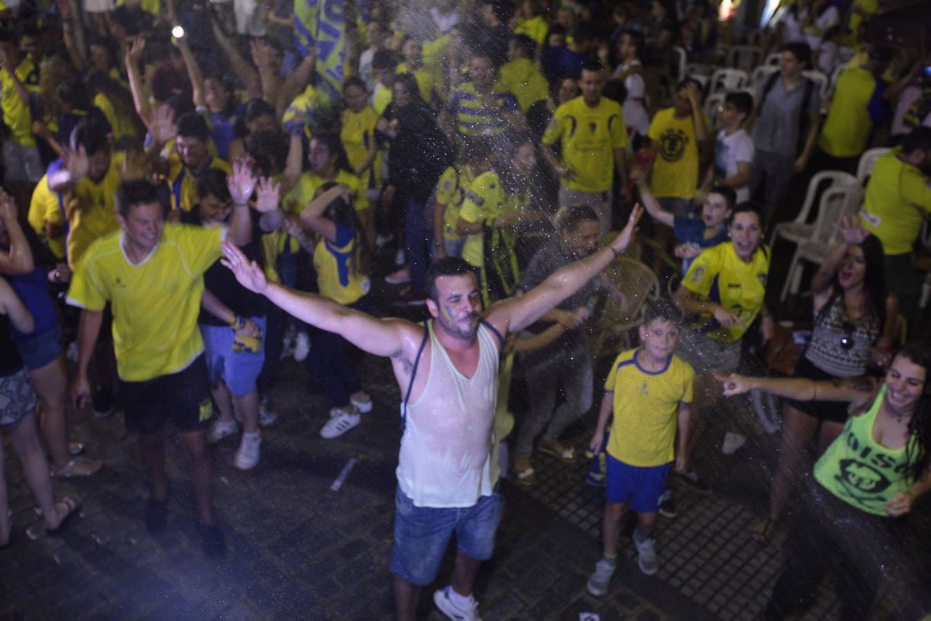 La afición del Cádiz celebra el ascenso a Segunda