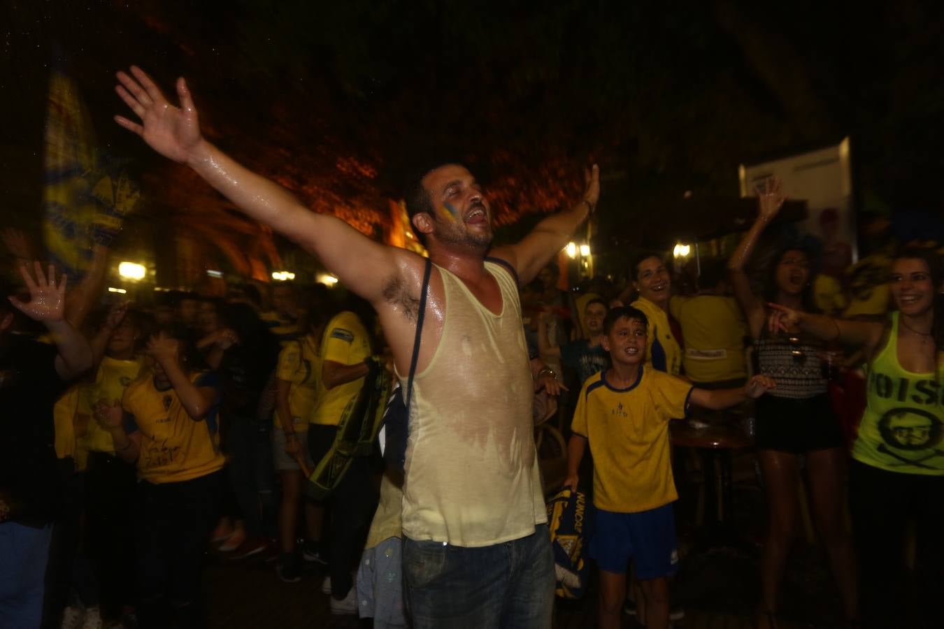 La afición del Cádiz celebra el ascenso a Segunda