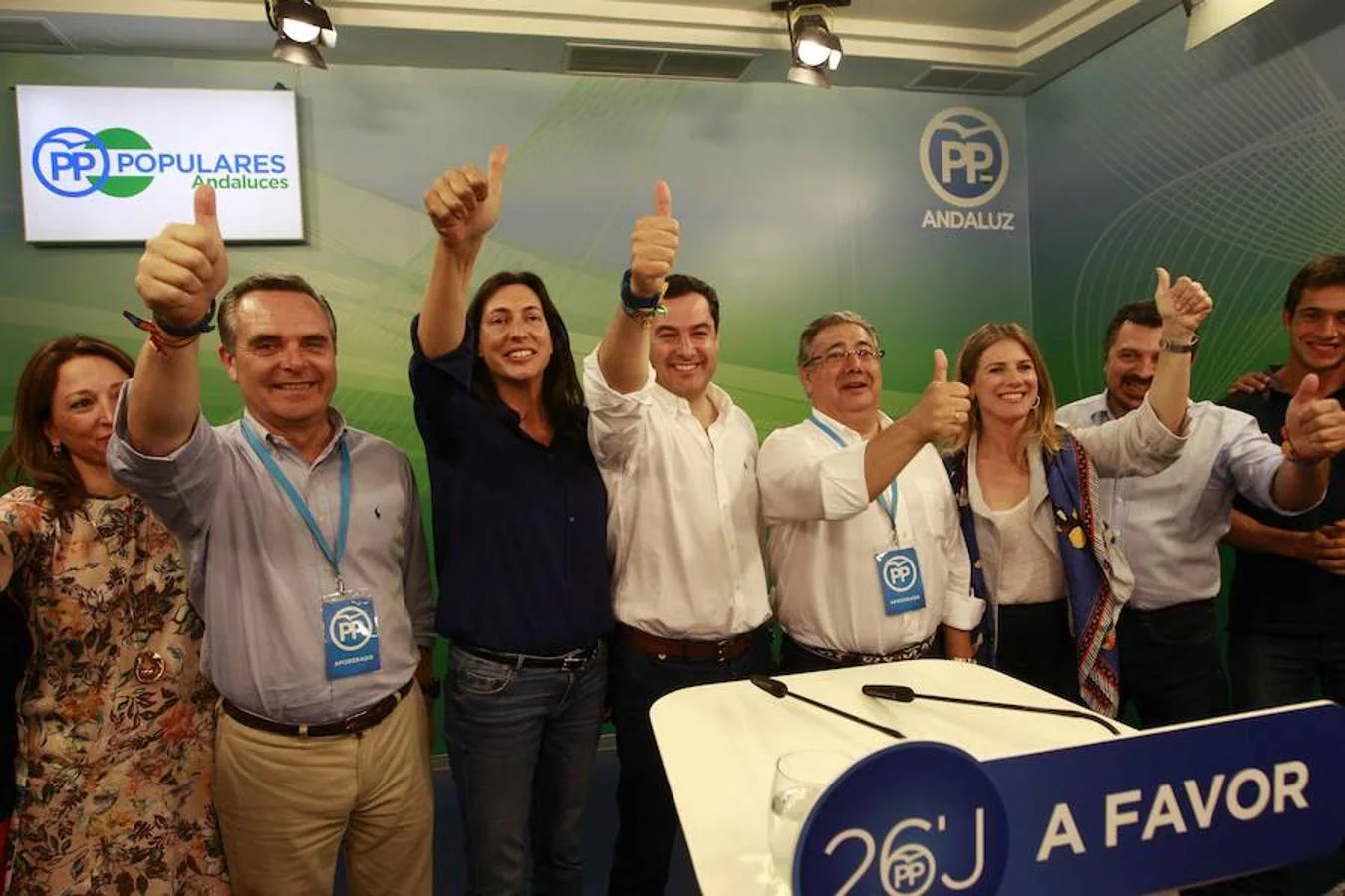 Celebraciones en la sede del PP en Andalucía, donde ha tenido lugar el verdadero "sorpasso" al superar los populares el partido socialista