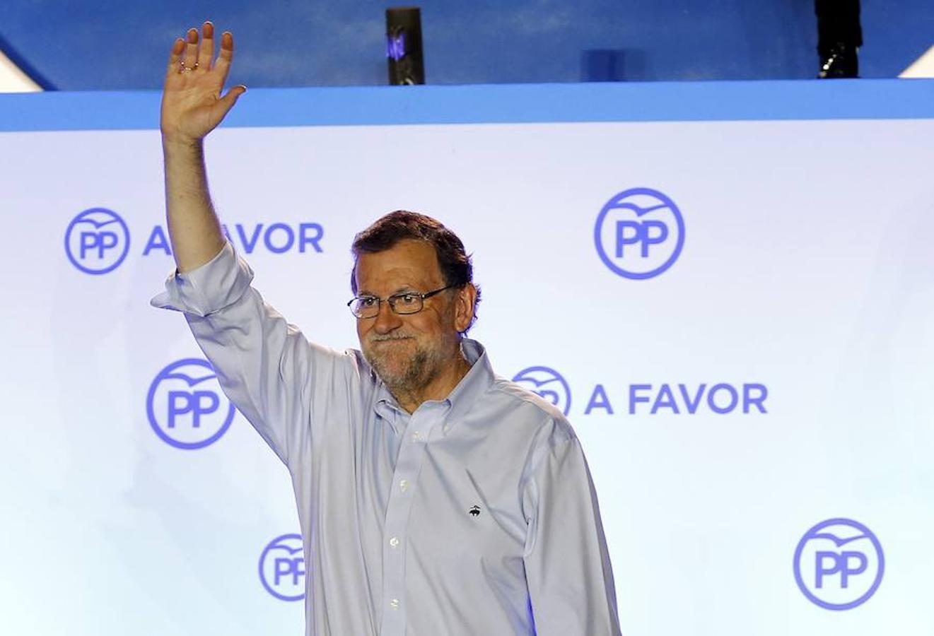 Mariano Rajoy le habla a los militantes del PP desde un balcón en Génova