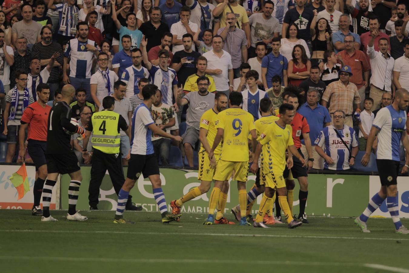 La fiesta de los jugadores en el Rico Pérez tras la victoria