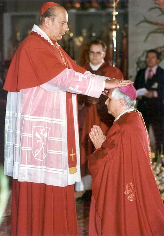Ratzinger, siendo ordenado arzobispo tras su nombramiento por el Papa Pablo VI. 