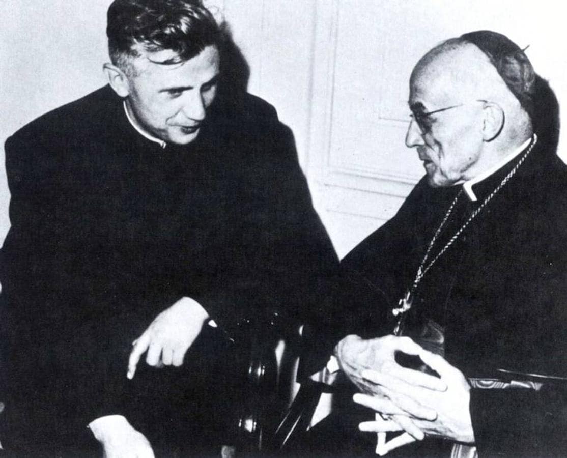 Fotografía fechada entre 1962 y 1965: Joseph Ratzinger (a la izquierda y entonces profesor de Teología) charla con el cardenal Joseph Frings