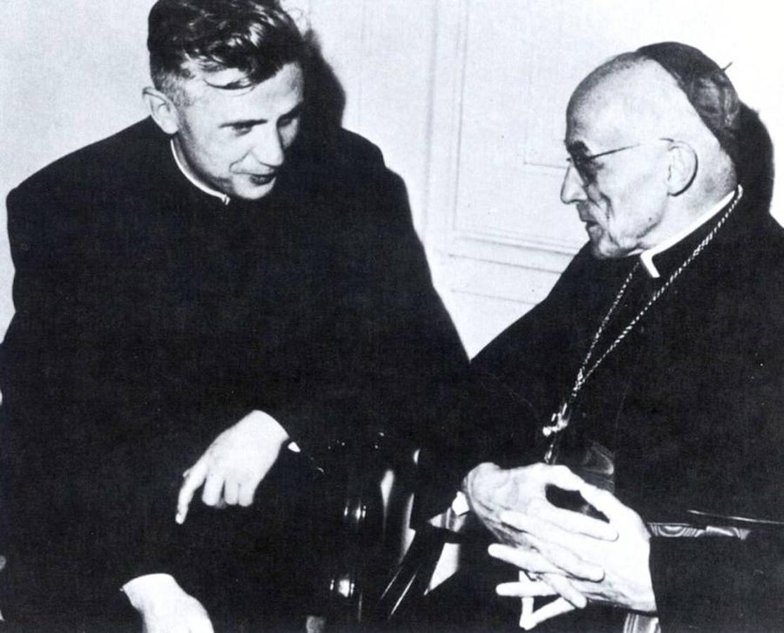 Fotografía fechada entre 1962 y 1965: Joseph Ratzinger (a la izquierda y entonces profesor de Teología) charla con el cardenal Joseph Frings. 