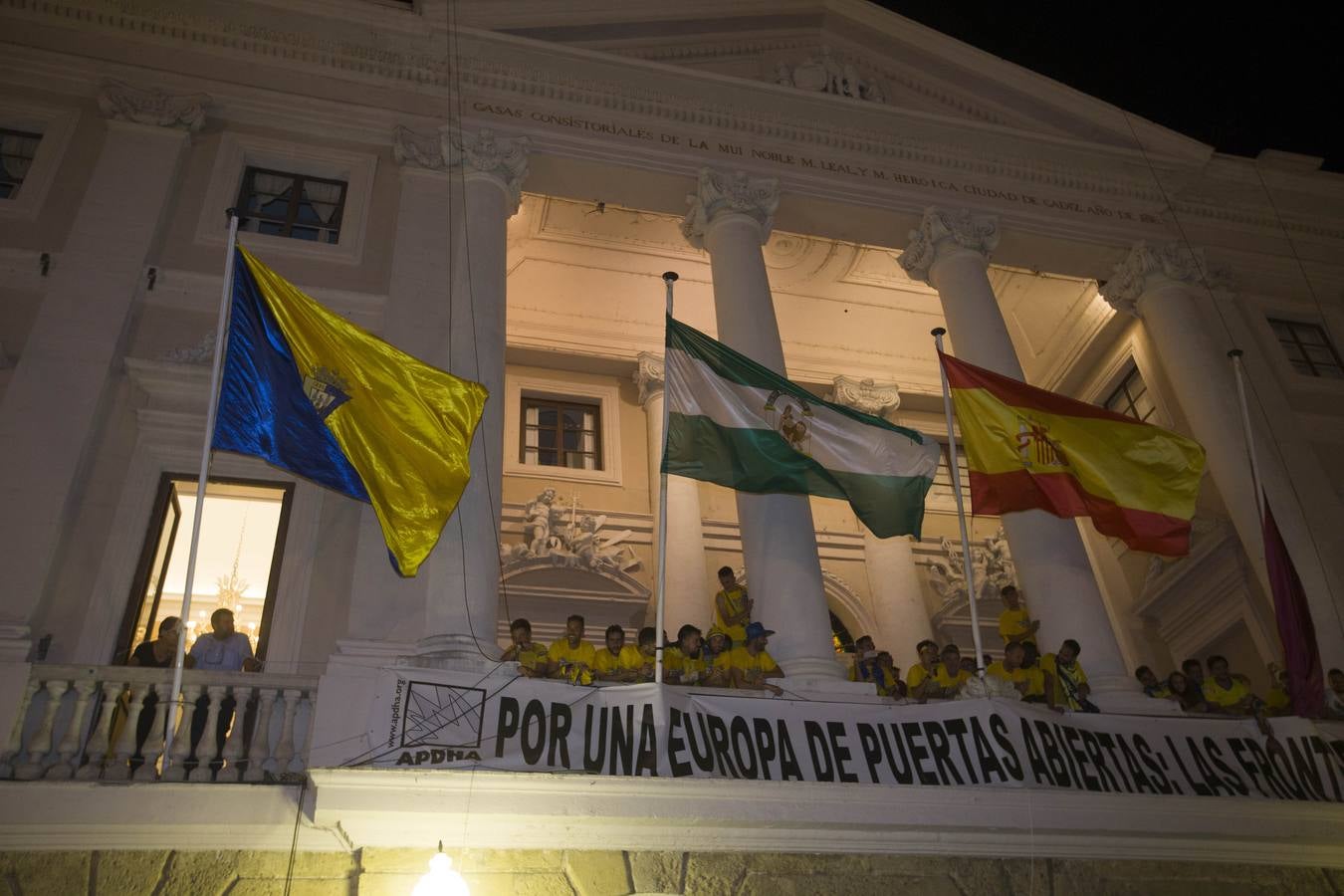 El Cádiz se da un baño de masas y visita el Ayuntamiento