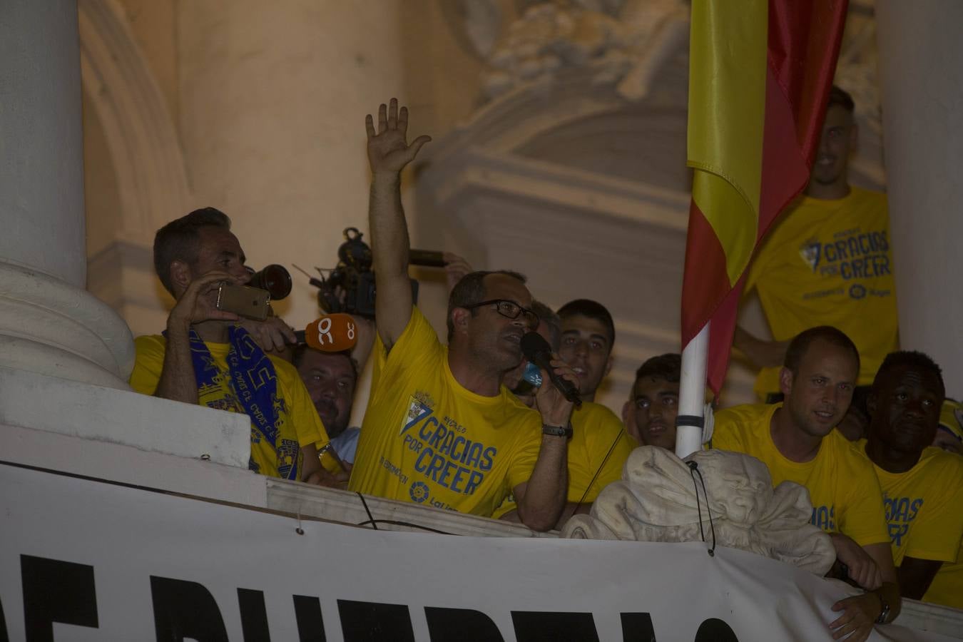 El Cádiz se da un baño de masas y visita el Ayuntamiento