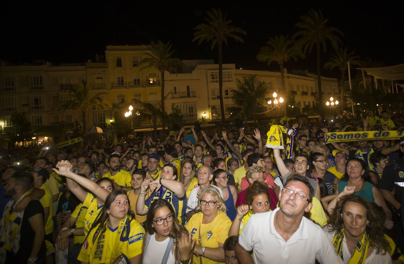 El Cádiz se da un baño de masas y visita el Ayuntamiento