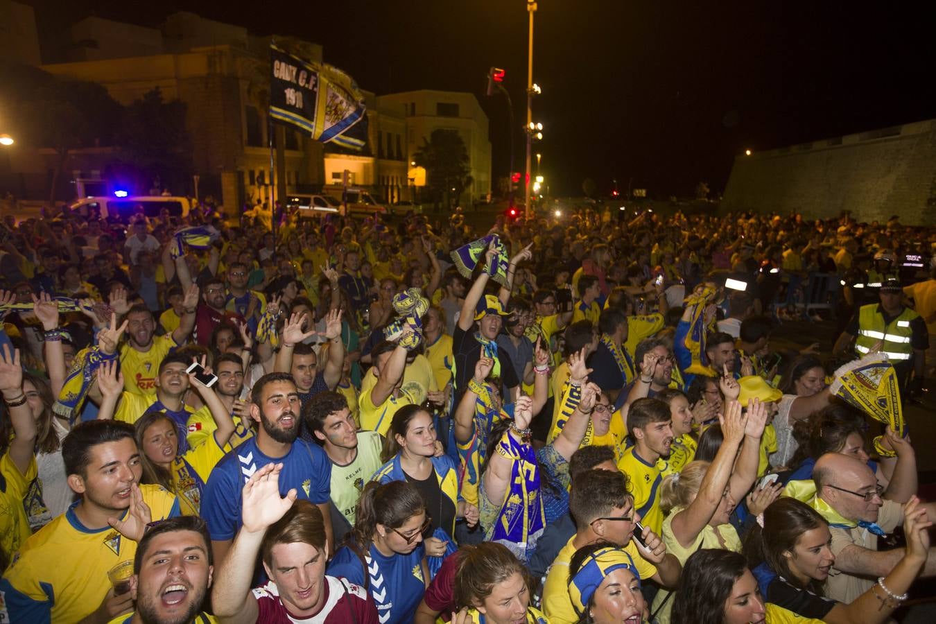 El Cádiz se da un baño de masas y visita el Ayuntamiento