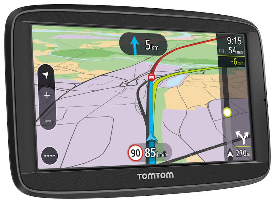 TomTom VIA 52. Este navegador se conecta al «smartphone» para recibir las alertas de los radares de velocidad y la información del tráfico en tiempo real. Incluso funciona como kit de manos libres y recibe alertas de tráfico en tiempo real. Incluyen pantallas de 5 y de 6 pulgadadas. Precio: 199.95 euros.