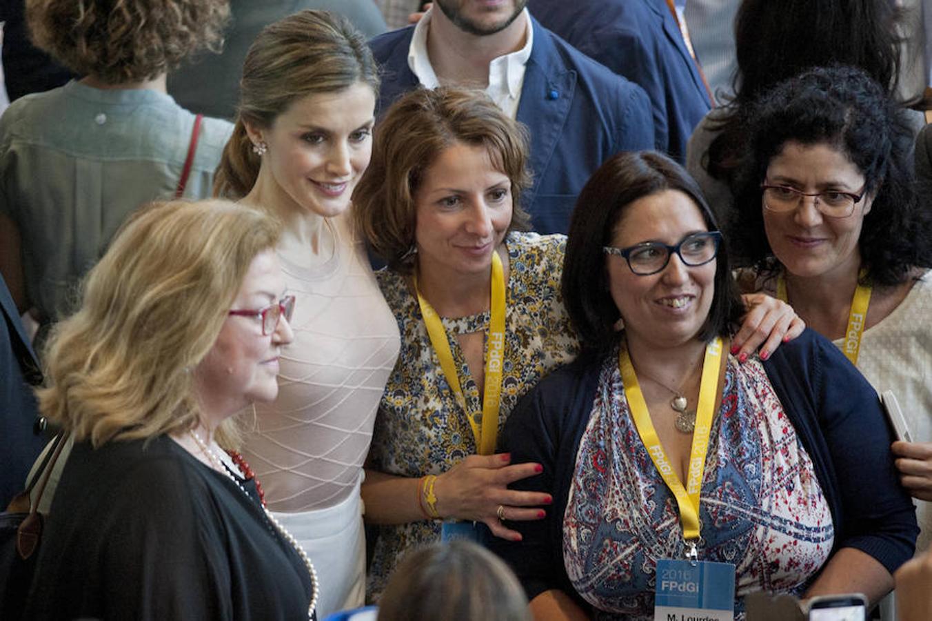 La Reina Letizia, junto a varios participantes en uno de los talleres celebrados en el marco de los Premios Fundación Princesa de Girona 2016 este sábado en el auditorio del Palacio de Congresos de Girona. 