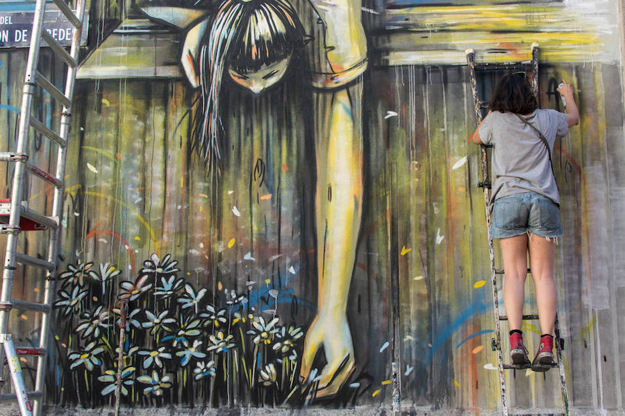 2. El trabajo de Alice Pasquini se muestra no sólo en espacios urbanos y muros sino también en galerías y museos de más de cien ciudades de todo el mundo, como Sydney, Nueva York, Barcelona, Oslo, Moscú, París, Londres o Roma