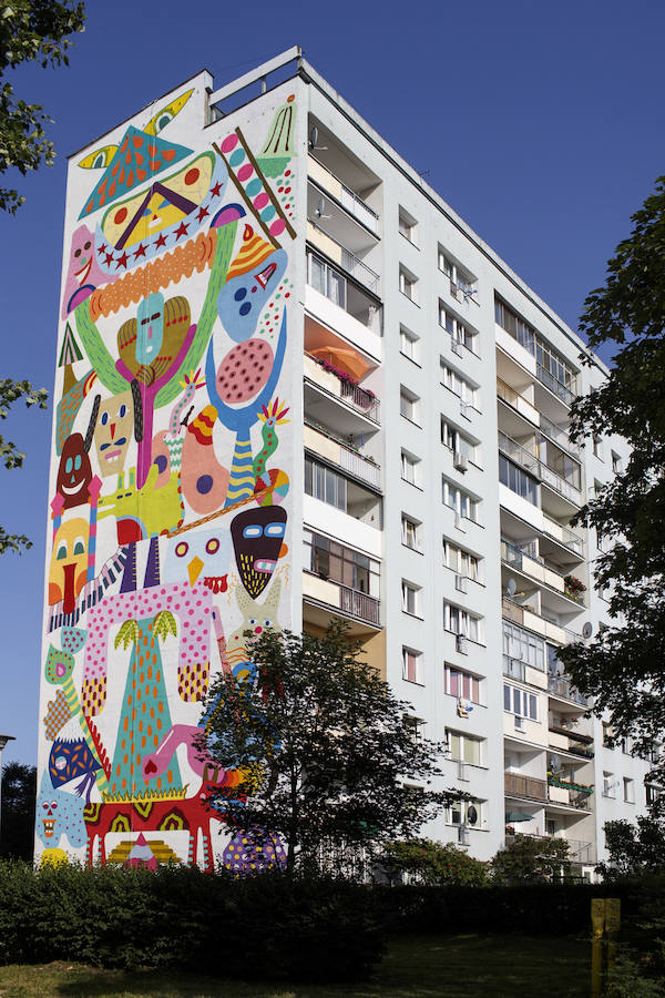 16. Zosen desarrolla proyectos murales de pequeño y gran formato aparte de dar clases y cursos en torno al arte urbano y espacio público. Su repertorio abarca desde la ilustración, performance, video, autoedición o diseño de moda