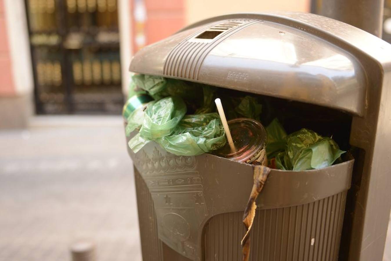 5. Una papelera desbordada en la calle de Las Minas