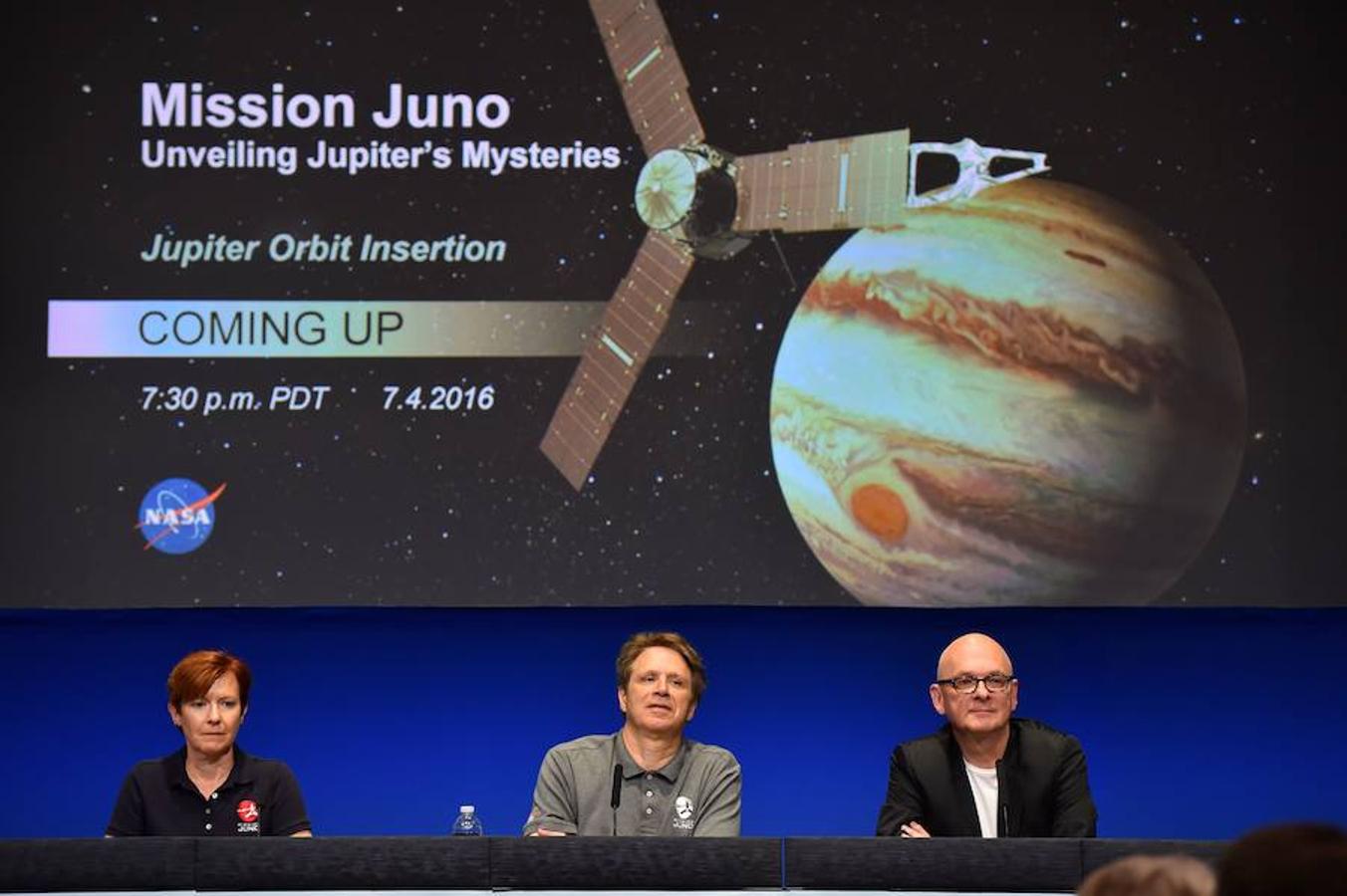 La dirección del proyecto Juno, Diane Brown, Scott Bolton y Robert Kondrk, ofreciendo una rueda de prensa en la que explicaron en qué consistía esta misión. 