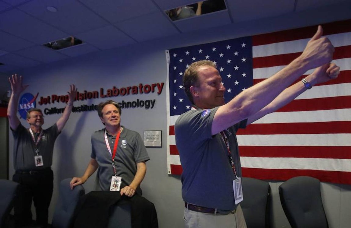 Rick Nybakken, director del proyecto Juno, Scott Bolton, investigador principal de la misión en la NASA y Jim Green, director de la NASA de Ciencia Planetaria, celebran la exitosa entrada de la nave en la órbita de Júpiter el 4 de julio de 2016. 