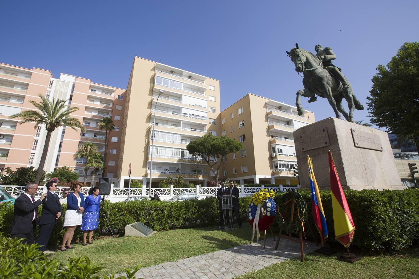 Ofrenda floral ante el monumento de Simón Bolívar