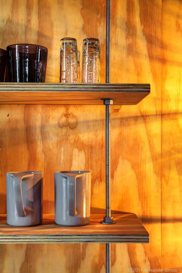 Ocho amigos construyeron un pueblo para estar juntos. A las afueras de Austin, Texas, cuatro hectáreas de terreno albergan las cabañas ecológicas de cuatro parejas de amigos que decidieron apostar por estas más cerca unos de otros y de la naturaleza. Con la ayuda del arquitecto Matt García e inspirados por el movimiento de las min-casas han creado un entorno respetuoso con el medio ambiente que potencia la vida en comunidad pero deja un espacio para la intimidad de cada pareja.