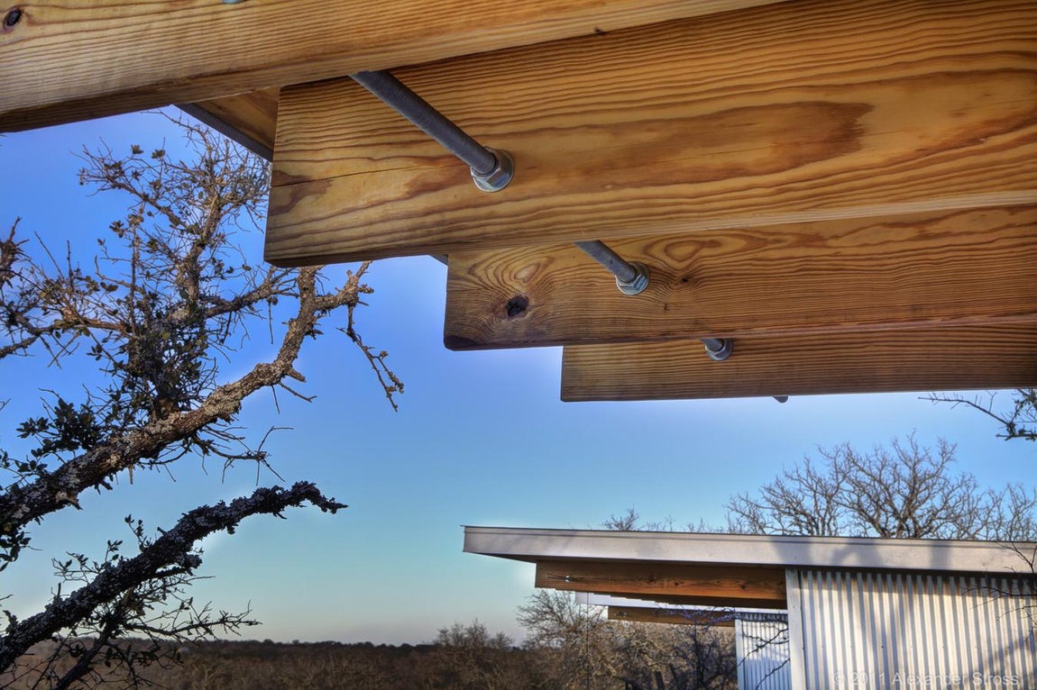 Ocho amigos construyeron un pueblo para estar juntos. A las afueras de Austin, Texas, cuatro hectáreas de terreno albergan las cabañas ecológicas de cuatro parejas de amigos que decidieron apostar por estas más cerca unos de otros y de la naturaleza. Con la ayuda del arquitecto Matt García e inspirados por el movimiento de las min-casas han creado un entorno respetuoso con el medio ambiente que potencia la vida en comunidad pero deja un espacio para la intimidad de cada pareja.