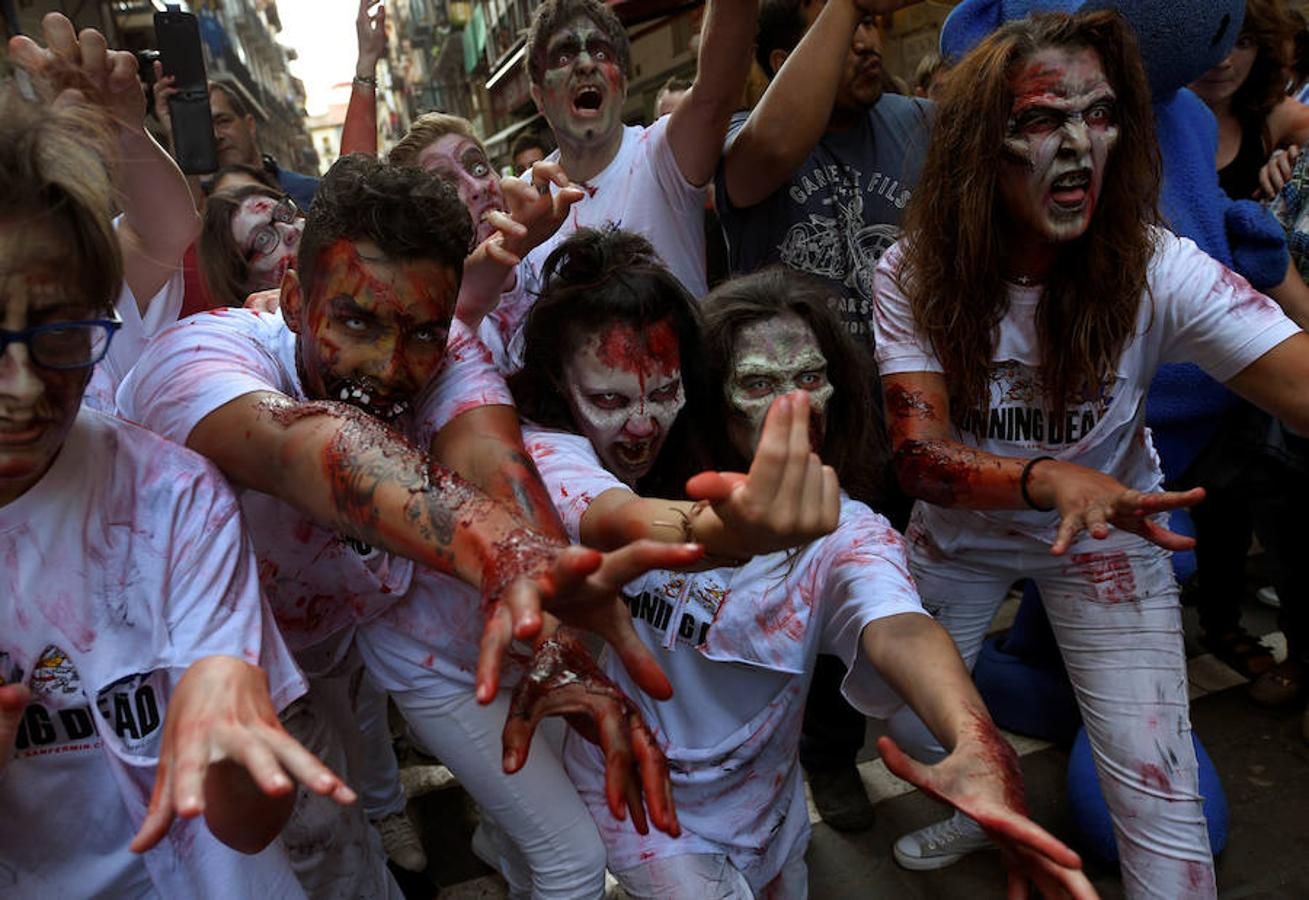 La corrida iba acompañada de música relacionada con el tema de los zombis como la famosa canción de «Thriller» de Michael Jackson o «No es serio este cementerio» de Mecano. 