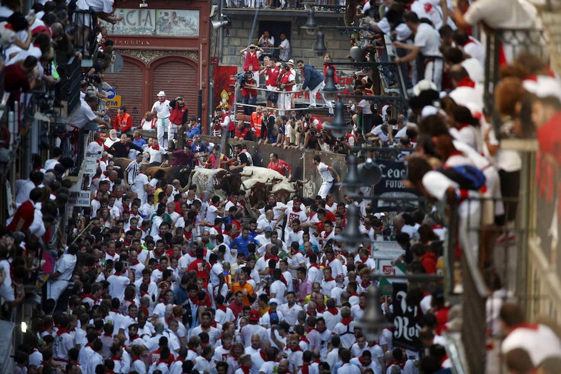 Este primer encierro 2016, de dos minutos y veintiséis segundos, ha sido limpio. 