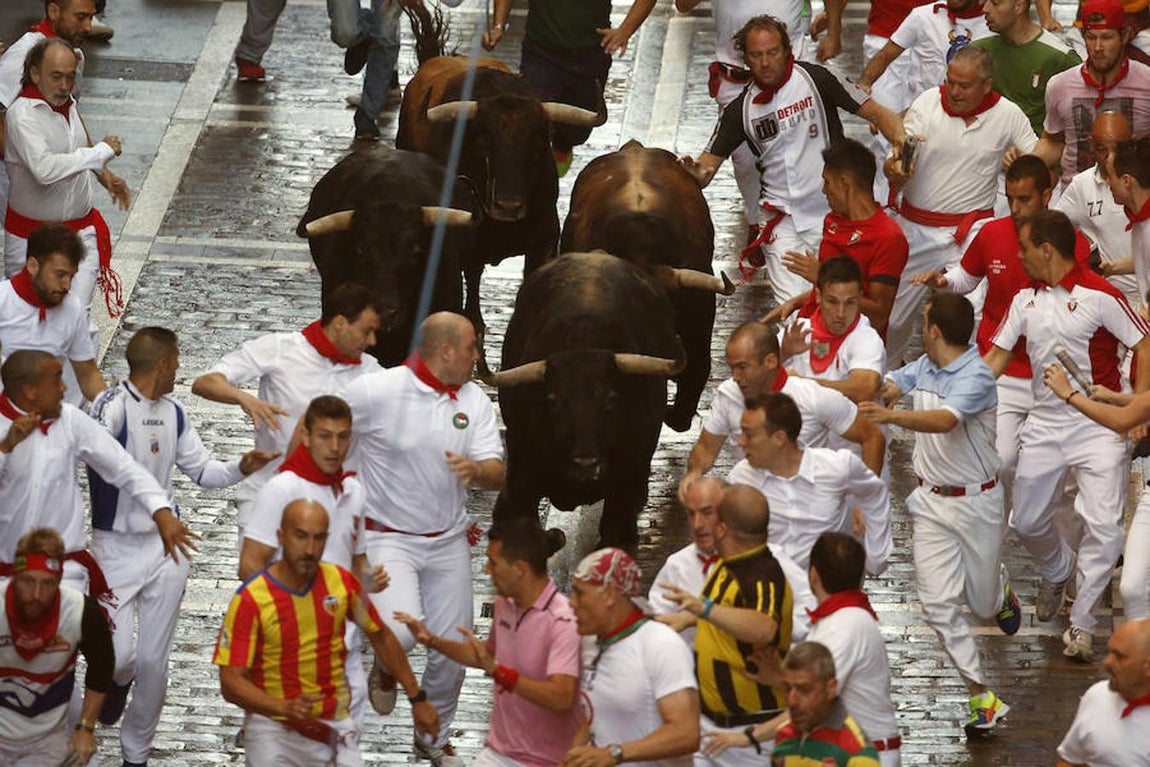 La manada de toros gaditana, se ha ido estirando en el recorrido hasta romperse en la calle Estafeta. 