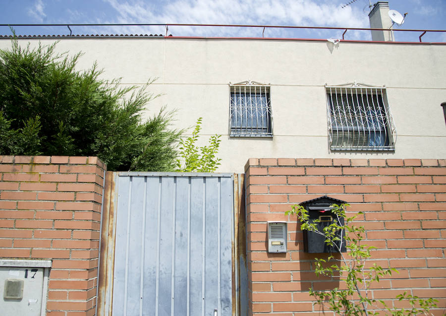 2. Puerta de acceso al chalet donde varios agentes han hallado al joven en estado de desnutrición, deshidratación y desorientación, tras sufrir presuntamente maltrato físico y psicológico