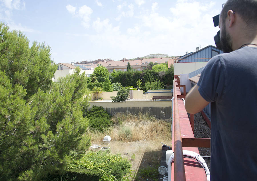 5. Un fotógrafo se interesa por la ubicación de esa «prisión» en la que el joven se pasaba las horas realizando páginas web