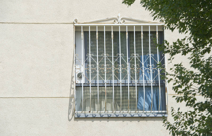 6. Una ventana del domicilio de los horrores, con ropa tendida