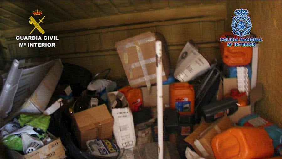 10. Todo el chalet, situado en la calle del Mirador, está lleno de objetos inservibles y de bolsas de basura acumuladas