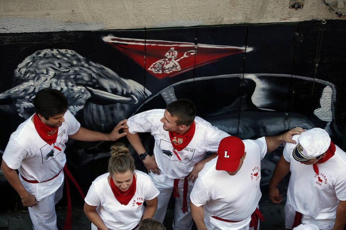 El toro jabonero ha estado apunto de embestir a uno de los mozos en el momento de mayor peligro de la carrera en la curva de Telefónica. 