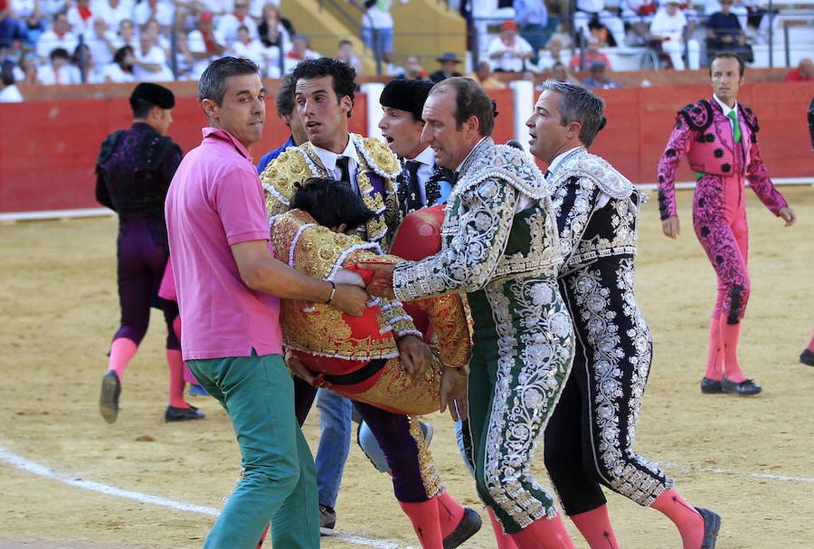 La cuadrilla carga con el torero camino de la enfermería. 