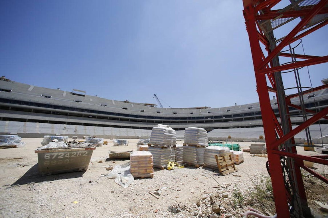 16.. El campo de juego, aún con sacos de hormigón