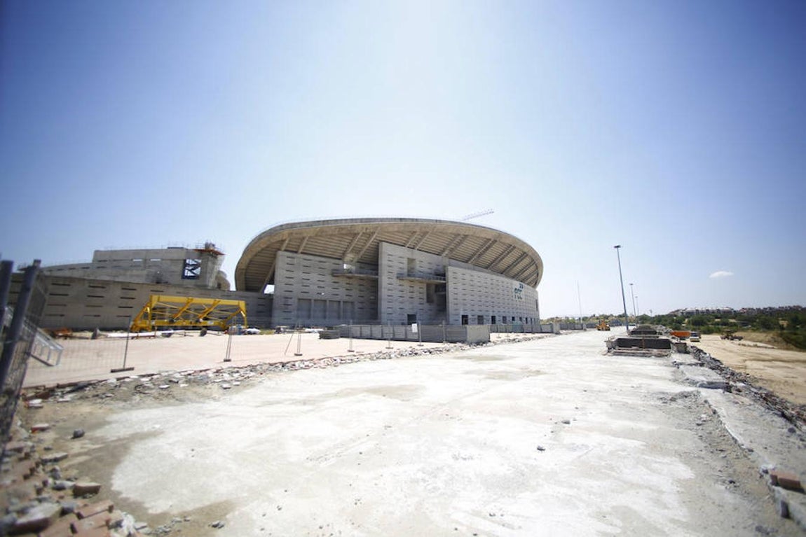 28.. El estadio de Madrid, donde se aprecia la grada de la antigua Peineta