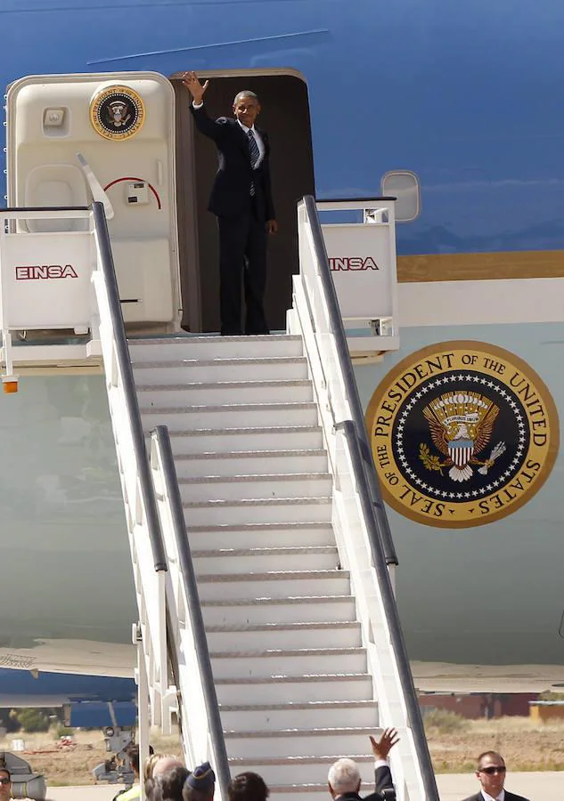 El presidente de EEUU, Barack Obama, saluda desde el Air Force One en la base aérea de Torrejón de Ardoz (Madrid) antes de partir esta tarde hacia la base naval de Rota, en Cádiz, última escala de su primera visita oficial a España