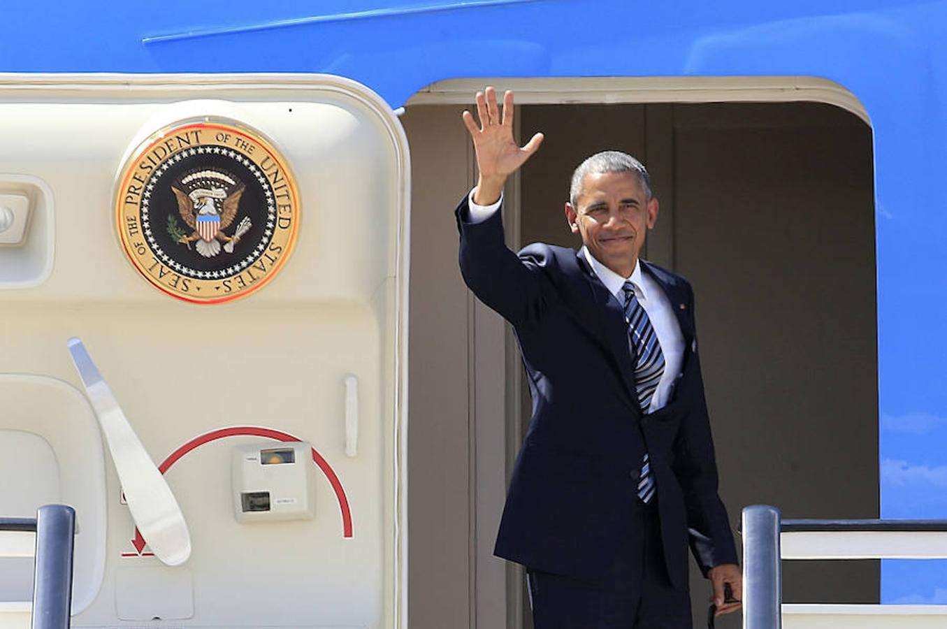 El presidente de EEUU, Barack Obama, saluda desde el Air Force One en la base aérea de Torrejón de Ardoz (Madrid) antes de partir esta tarde hacia la base naval de Rota, en Cádiz, última escala de su primera visita oficial a España. 