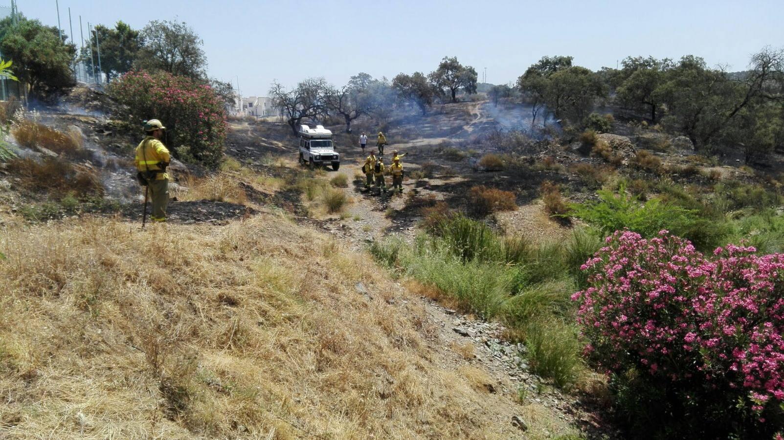 Un incendio de pastos obliga a desalojar la piscina del Ronquillo