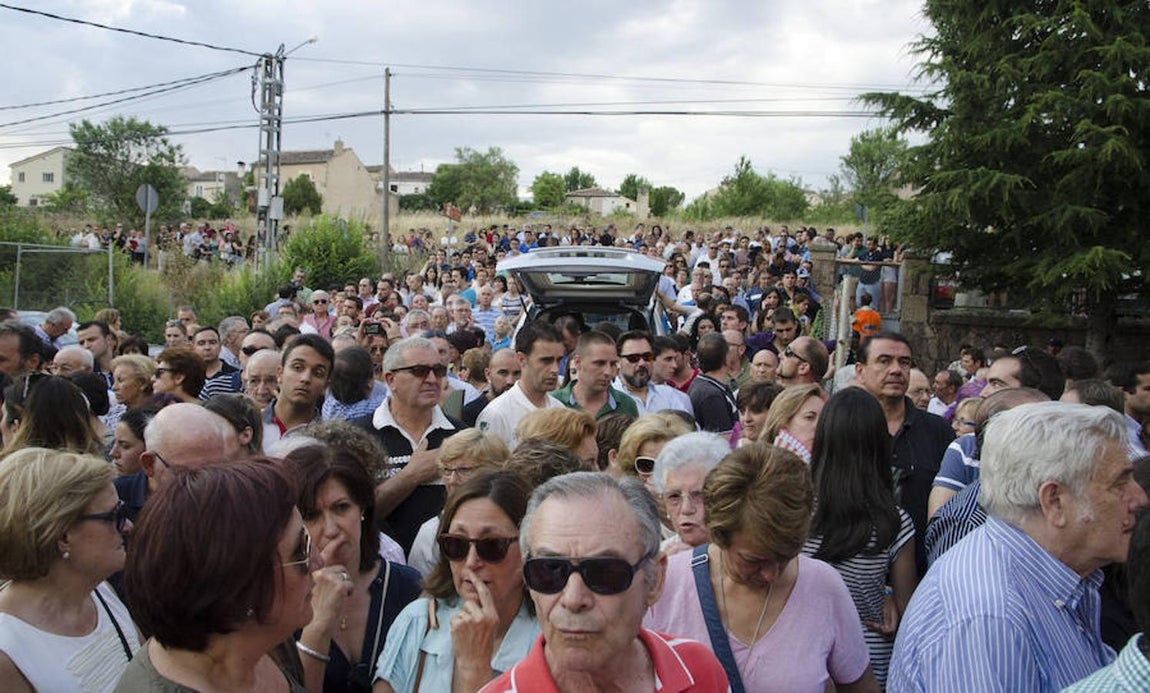 Llegada de los restos mortales del torero Víctor Barrio a la capilla ardiente instalada en el polideportivo de Sepúlveda, en Segovia. 