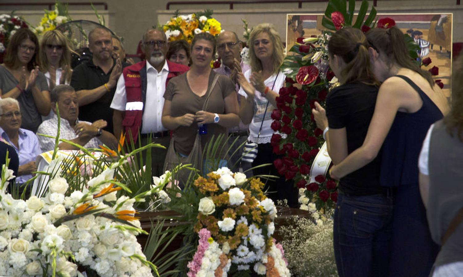 La viuda del torero Víctor Barrio, Raquel Sanz (2-d), abrazada por un familiar, le da su último adiós en la capilla ardiente. 