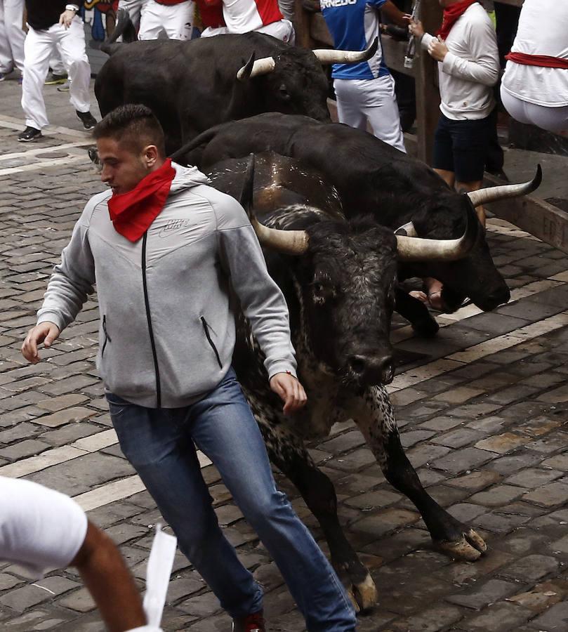 Los toros de la ganadería madrileña de Victoriano del Río han protagonizado esta mañana un sexto encierro de los Sanfermines rápido y limpio. 