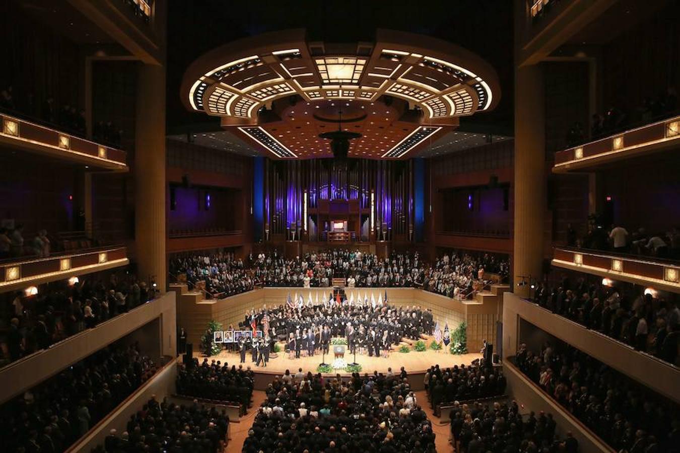 La ceremonia se ofició en el centro sinfónico Morton H. Meyerson, en Dallas. 