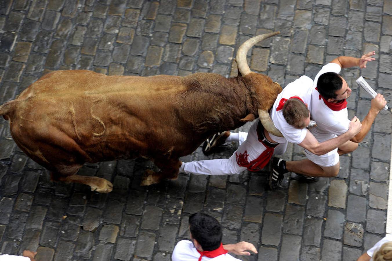 En Telefónica un toro ha chocado con el vallado derecho y caído al suelo a unos metros a la entrada a la plaza de toros. 