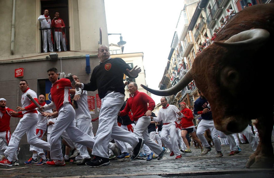 Los protagonistas del séptimo encierro fueron los toros de la ganadería gaditana de Núñez del Cuvillo, ausentes en Pamplona desde 2011. 
