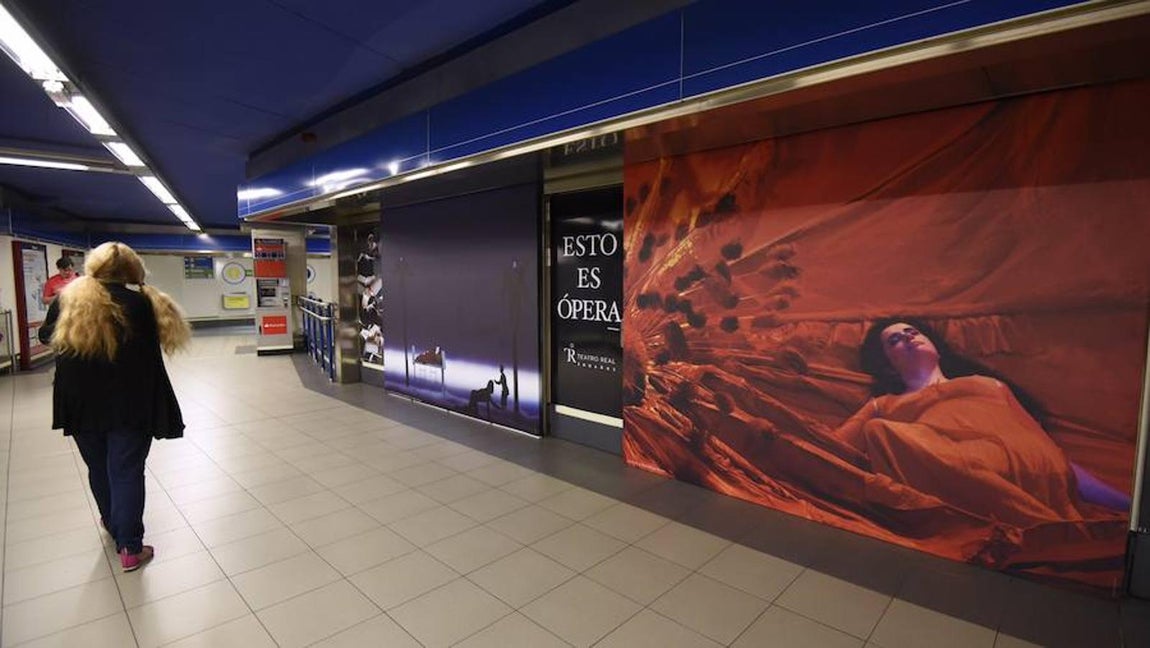 2. Los pasillos de la estación y el vestíbulo se han decorado con escenas de obras destacadas