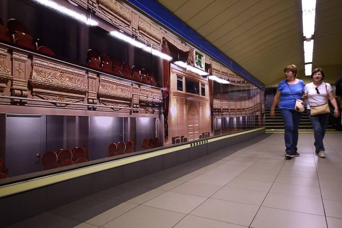 4. Los usuarios observan con curiosidad la nueva decoración del Metro de Madrid