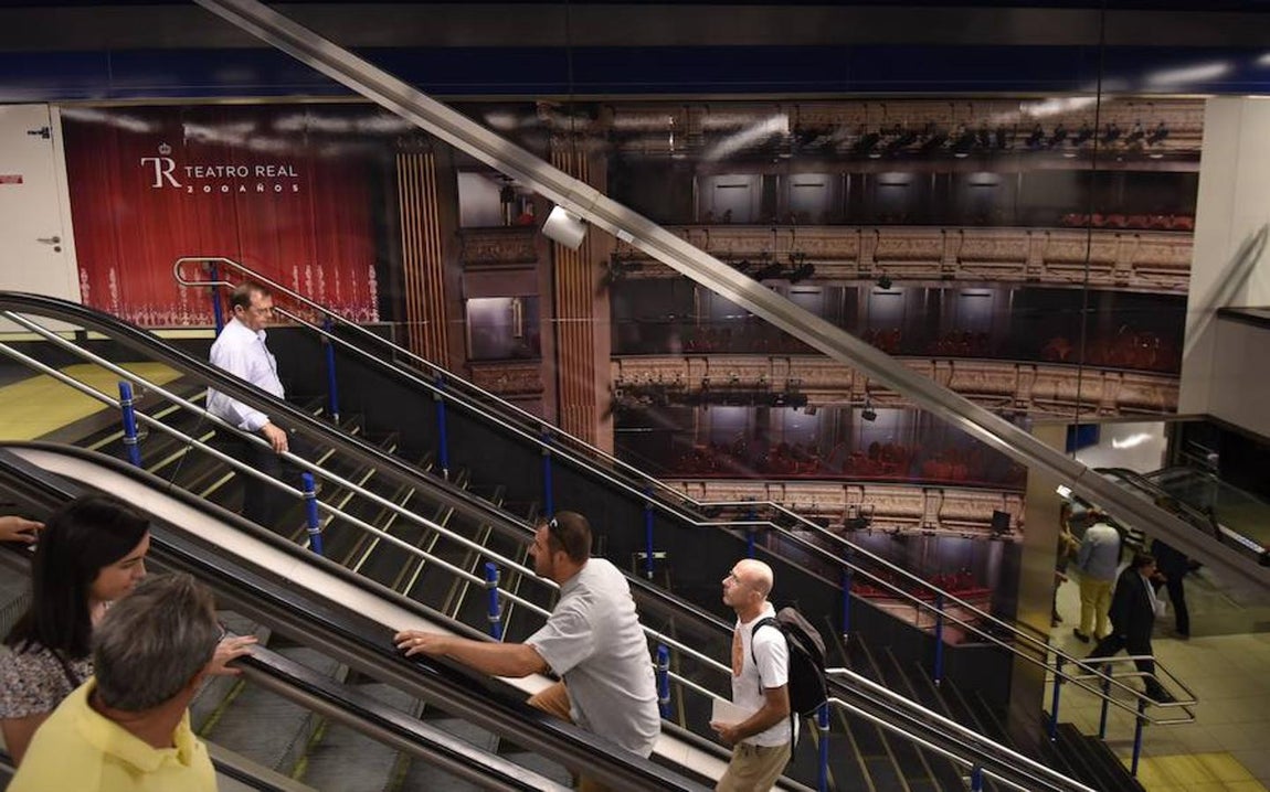 6. Los viajeros  se adentrarán en el célebre coliseo gracias a los patios de butacas y palcos que recubren las paredes
