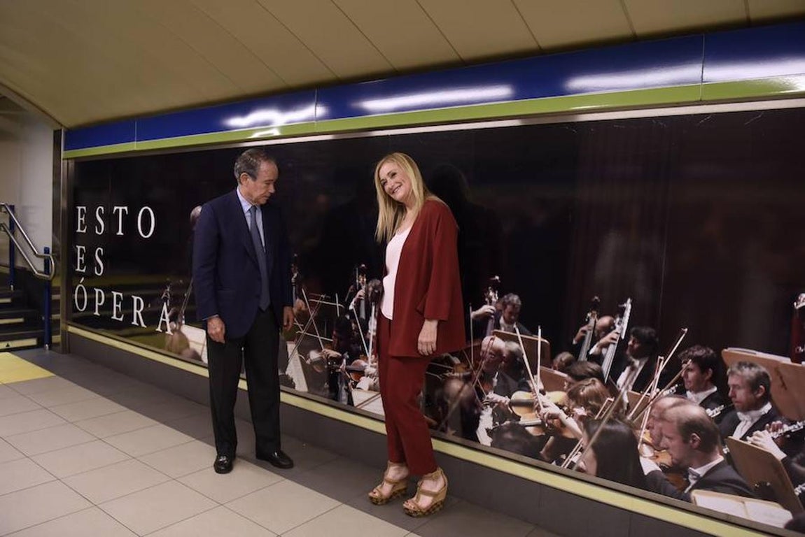 7. El presidente del Teatro Real, Gregorio Marañón, acompañó a Cifuentes en su recorrido por el metro