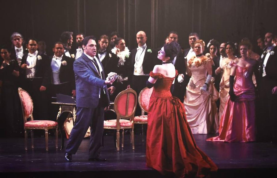 8. Obras como «La Traviata», «Cosi Fan Tutte», «Las Bodas de Fígaro», «La Bohème», «El Barbero de Sevilla» o «Don Carlo» se promocionan en las paredes del suburbano