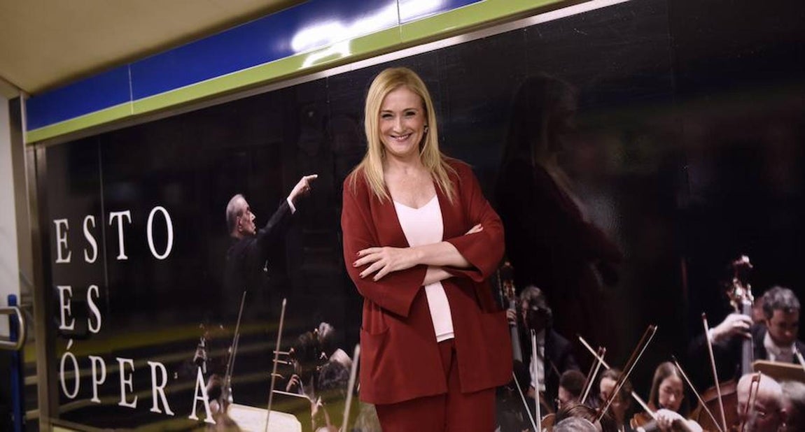 10. Cristina Cifuentes posa ante la prensa en la presentación del nuevo decorado de la estación