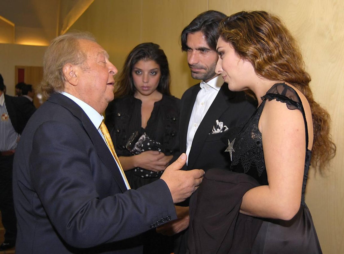 El cantaor mantiene una charla con Estrella Morente y su marido Javier Conde en la presentación de su disco «Boda» en 2011