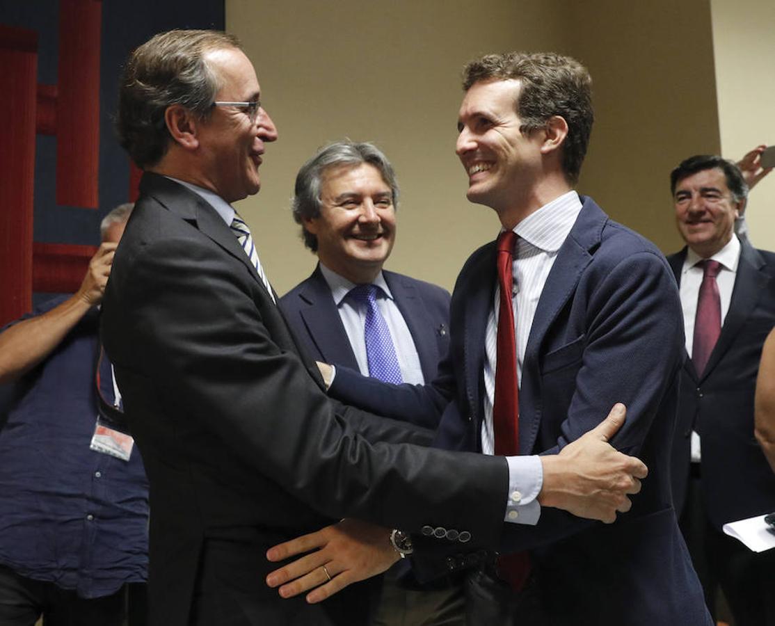 Alfonso Alonso, ministro de Sanidad en funciones y presidente del PP vasco, y Pablo Casado, vicesecretario de Comunicación del PP, se saludan en la recogida de sus actas